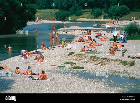 nackt an der isar|FKK und Nacktbaden in München